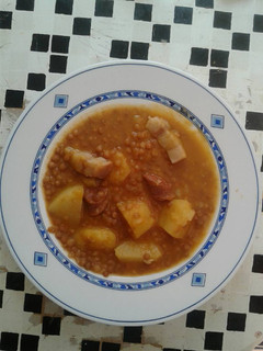 Una foto de Lentejas con chorizo y tocino (a mi manera)