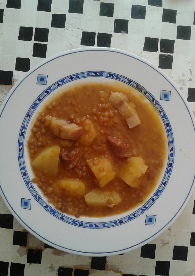 Una foto de Lentejas con chorizo y tocino (a mi manera)
