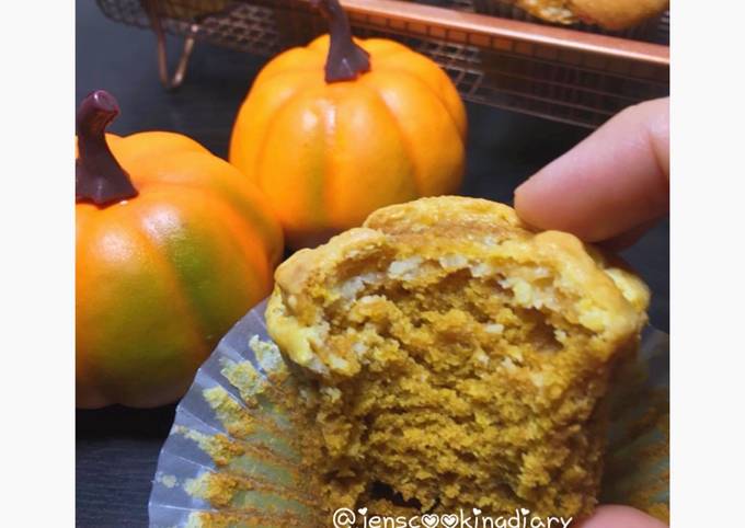 Pumpkin Cream Cheese Swirl Muffin