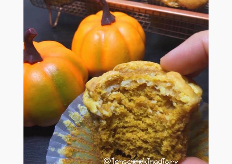 How to Make Homemade Pumpkin Cream Cheese Swirl Muffin