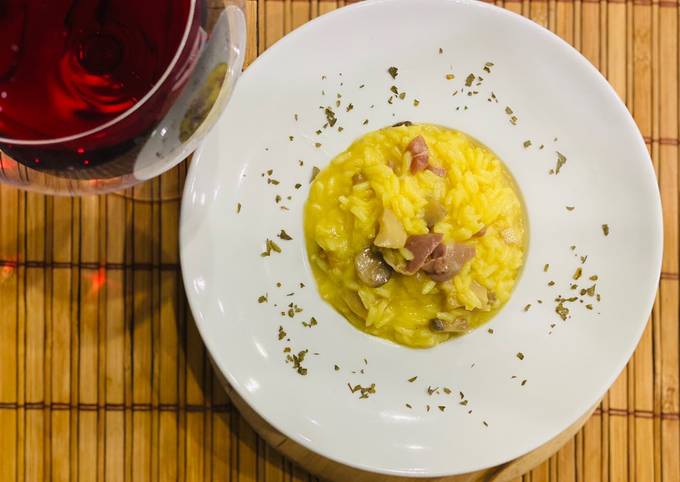 Come a Fai  Premiato Risotto zafferano con speck e funghi