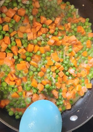 A picture of Garlic Butter Peas and Carrots.