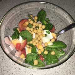 Una foto de Ensalada de garbanzos