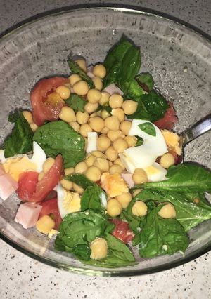Una foto de Ensalada de garbanzos