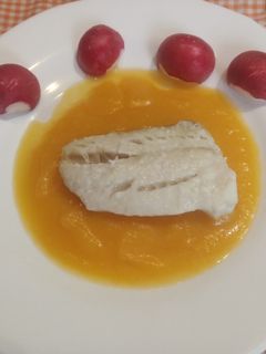 Una foto de Carbonero con crema de calabaza y pasas