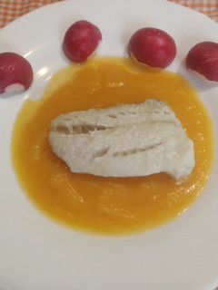 Una foto de Carbonero con crema de calabaza y pasas