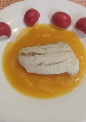 Una foto de Carbonero o Fogonero con crema de calabaza y pasas