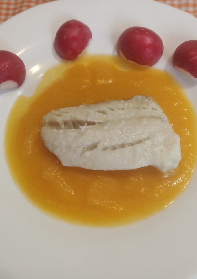 Una foto de Carbonero con crema de calabaza y pasas