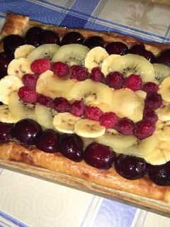 Una foto de Milhoja de crema y frutas
