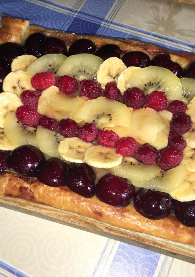 Una foto de Milhoja de crema y frutas
