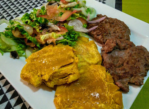 Una foto de PATACONES, Carne frita y Ensalada...!