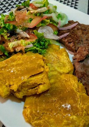 Una foto de PATACONES, Carne frita y Ensalada...!