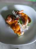 Calabacita española rellena de camarón, bañada en salsa bechamel