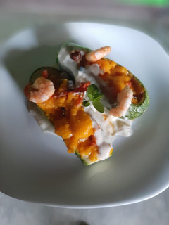 Una foto de Calabacita española rellena de camarón, bañada en salsa bechamel