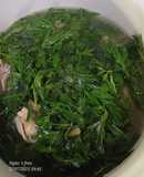 Canh gà nấu nấm kim châm và lá ngải