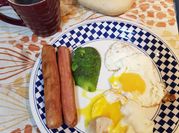 Una foto de desayuno con palta