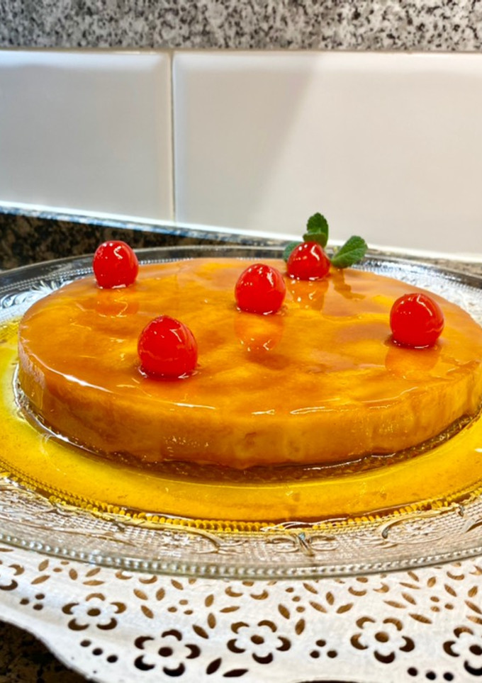 Una foto de Flan de manzanas caramelizadas a la canela, sin leche