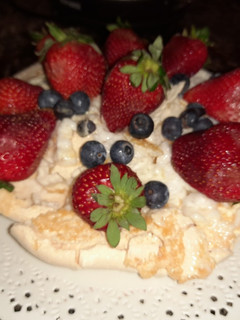Una foto de Pavlova y merenguitos