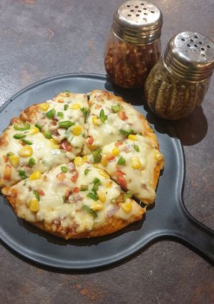 વેજ. પીઝા (Veg. Pizza Recipe In Gujarati) રેસીપી મુખ્ય ફોટો