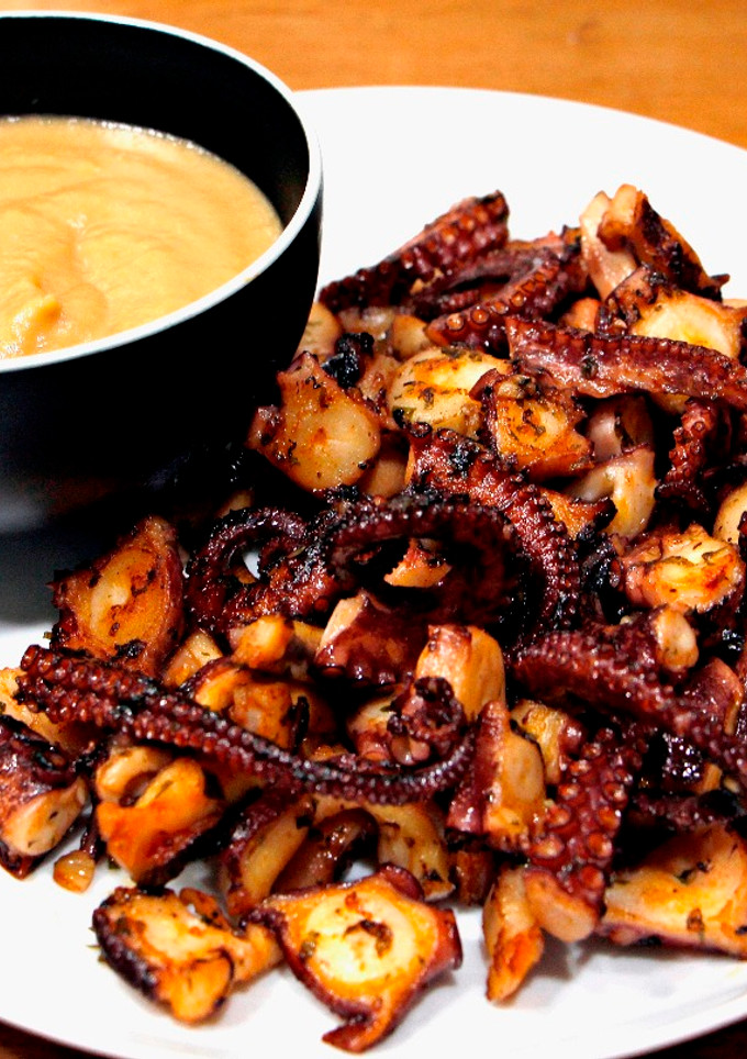 Una foto de Pulpo con salsa de manzana