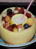 Melón con ensalada de frutas y centro de piña colada