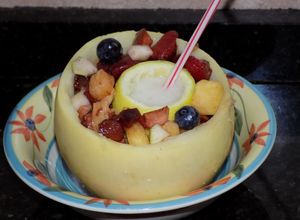 Una foto de Melón con ensalada de frutas y centro de piña colada