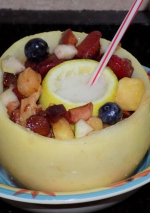 Una foto de Melón con ensalada de frutas y centro de piña colada