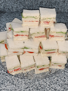 Una foto de Mini triples de palta, tomate y huevo