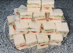 Una foto de Mini triples de palta, tomate y huevo