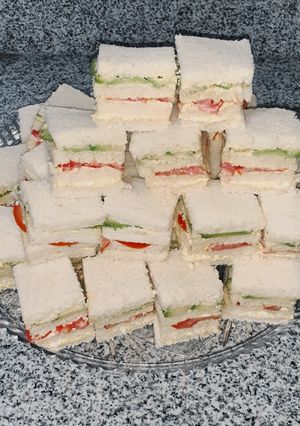 Una foto de Mini triples de palta, tomate y huevo