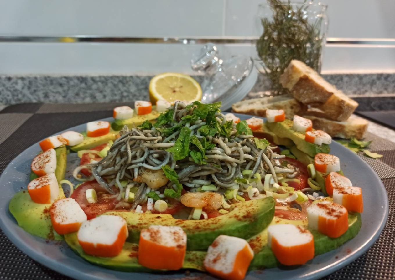 Ensalada templada de angulas🥗, tomate🍅 y aguacate 🥑