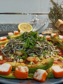 Una foto de Ensalada templada de angulas🥗, tomate🍅 y aguacate 🥑