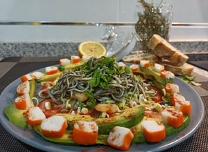 Foto principal de Ensalada templada de angulas🥗, tomate🍅 y aguacate 🥑