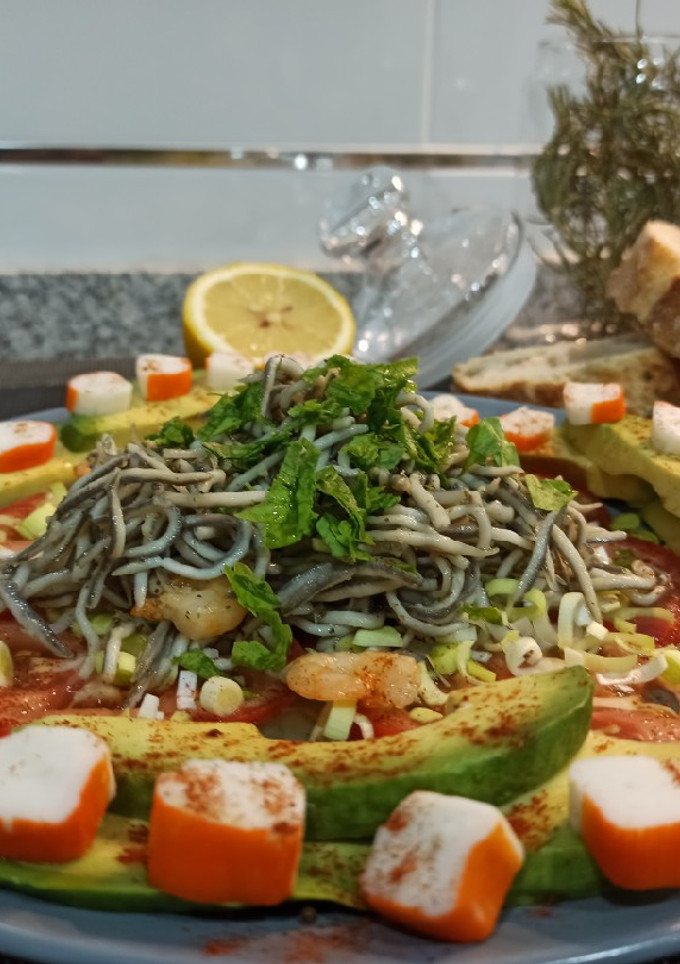 Una foto de Ensalada templada de angulas🥗, tomate🍅 y aguacate 🥑