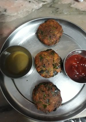 पालक आलू टिक्की (Palak aloo tikki recipe in hindi) रेसिपी मुख्य फोटो