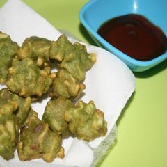 A picture of Aloo palak pakoda.