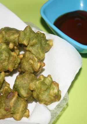 A picture of Aloo palak pakoda.
