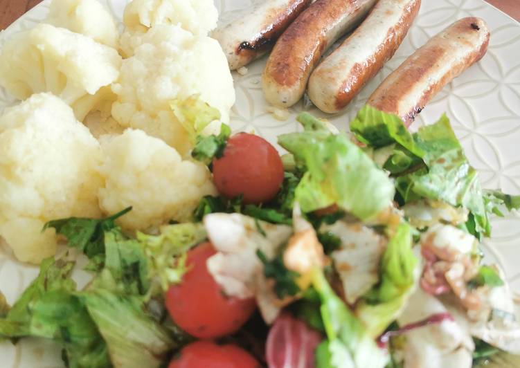 Low carb Abendessen - Bratwurst mit Blumenkohl und Salat