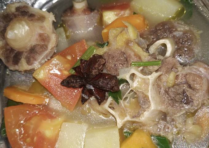 Bagaimana Menyiapkan Sop buntut yang Menggugah Selera