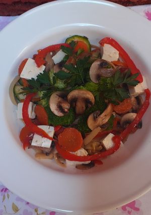 Una foto de Tallarines con verduras en salsa de soja ❤🤤