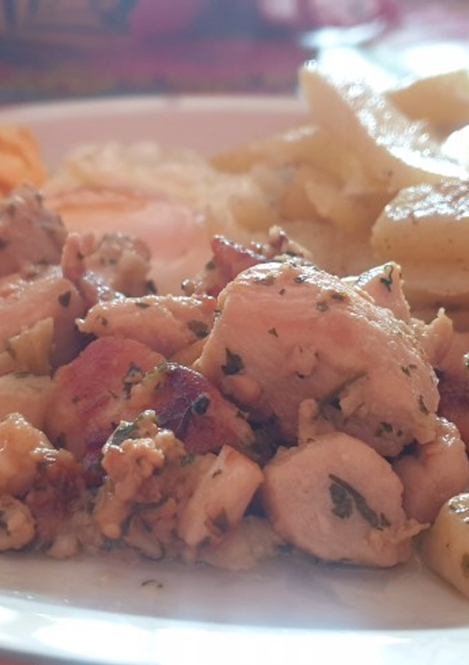 Una foto de Pechuga pollo al ajillo