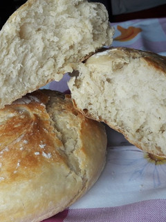 Una foto de Pan sin amasar, fermentación lenta y alta hidratación