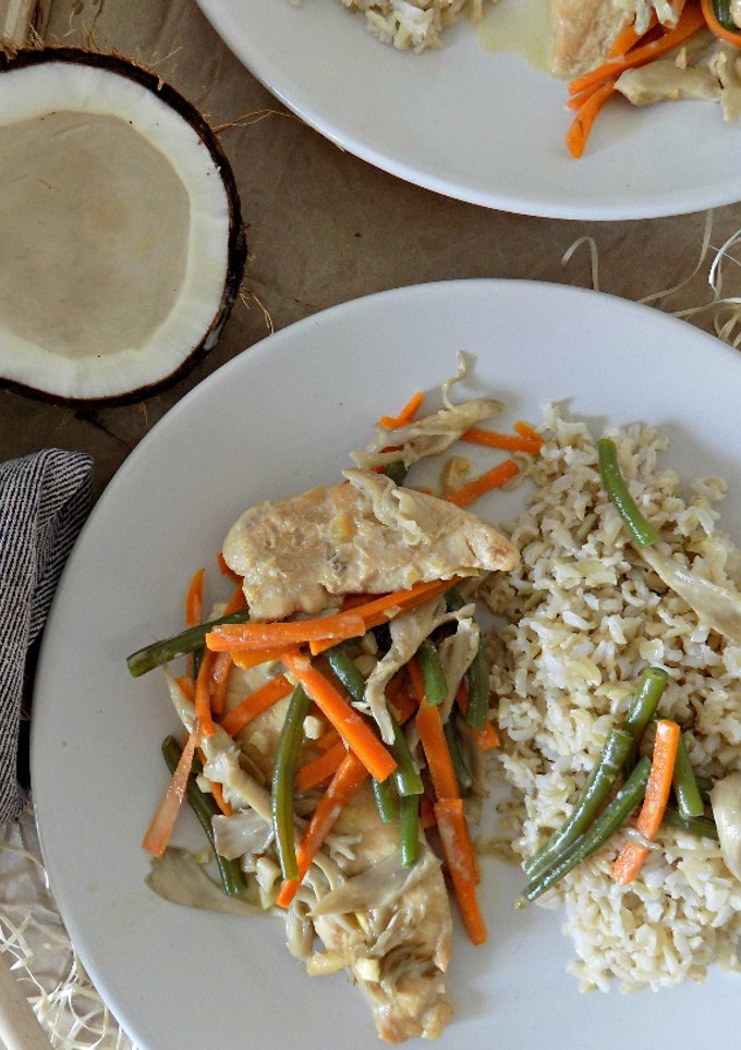 Una foto de Pollo guisado con leche de coco