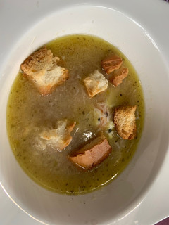Una foto de Sopa de Ajo y Cebolla con Huevo Escalfado