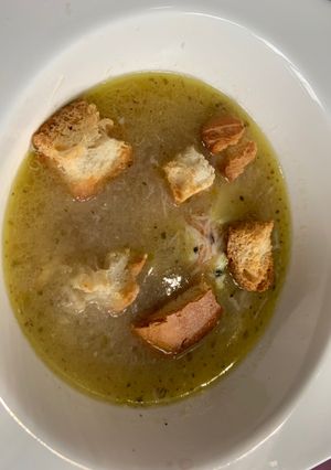 Una foto de Sopa de Ajo y Cebolla con Huevo Escalfado
