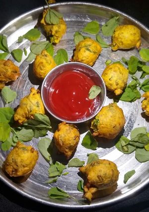 મેથી ના ગોટા(Methi Gota Recipe in Gujarati) રેસીપી મુખ્ય ફોટો