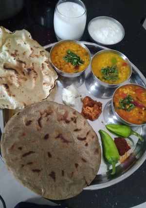 કાઠિયાવાડી દેશી ખાણું અડદની દાળ અને બાજરા નો રોટલો રેસીપી મુખ્ય ફોટો