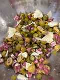 Ensalada de fuet, olivas, pepinillo…