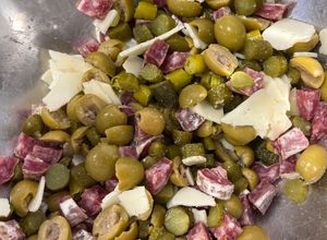 Foto principal de Ensalada de fuet, olivas, pepinillo…