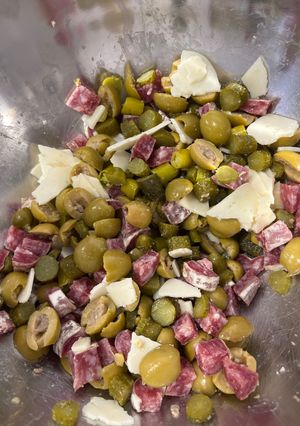 Una foto de Ensalada de fuet, olivas, pepinillo…